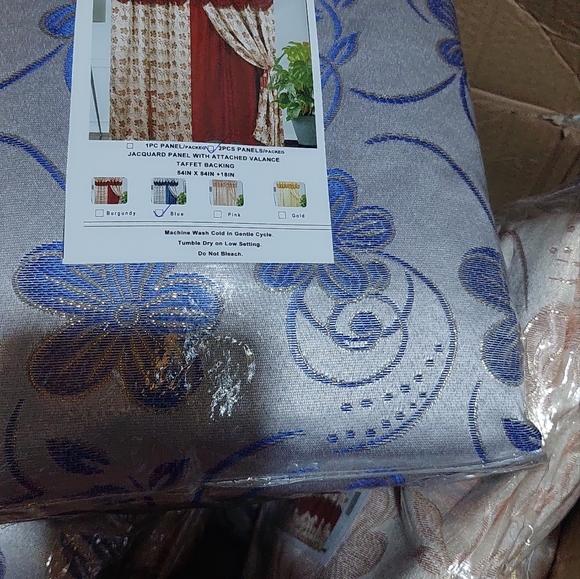 Jacquard Panel with attached valance - Picture 3 of 5